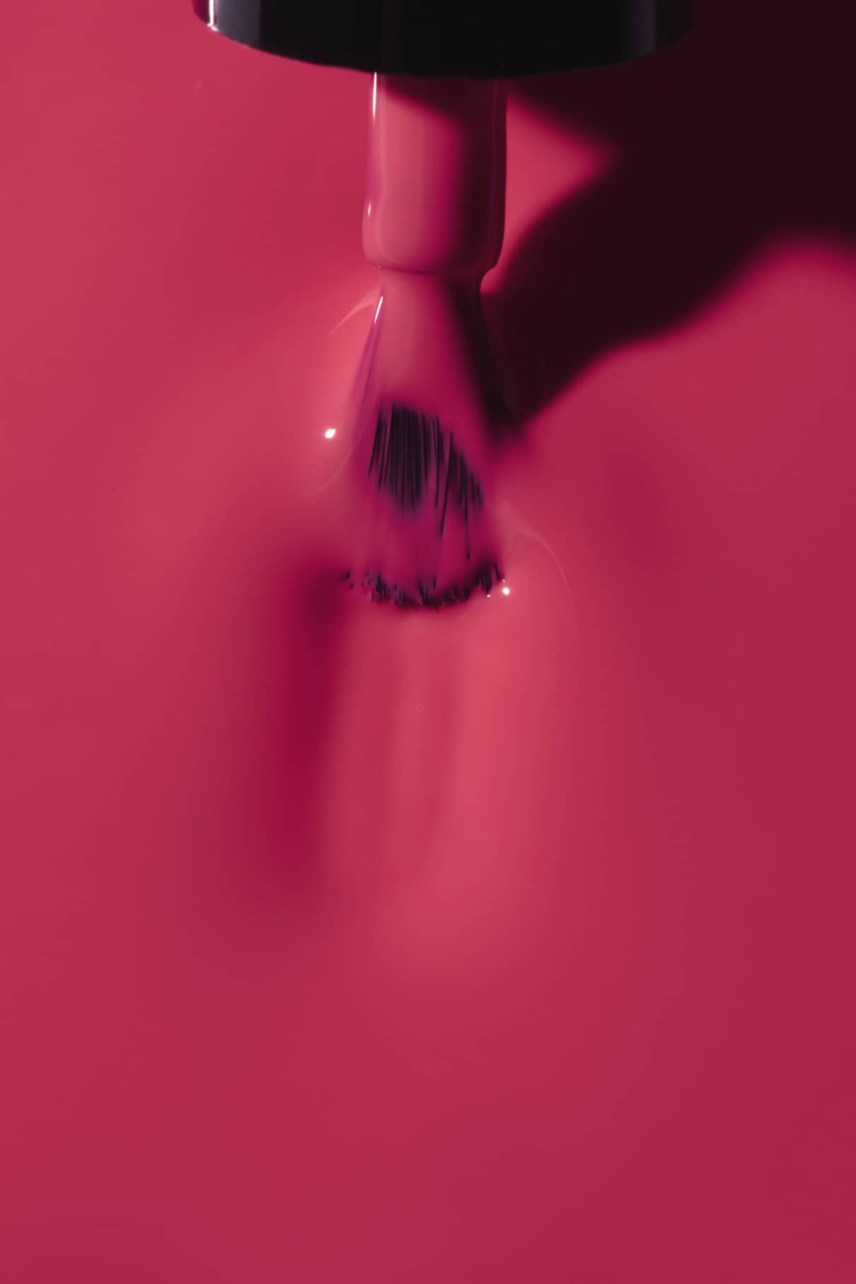 Eine Nahaufnahme eines Nagellackpinsels, mit dem gitti no. 08+ in strahlendem Pink.