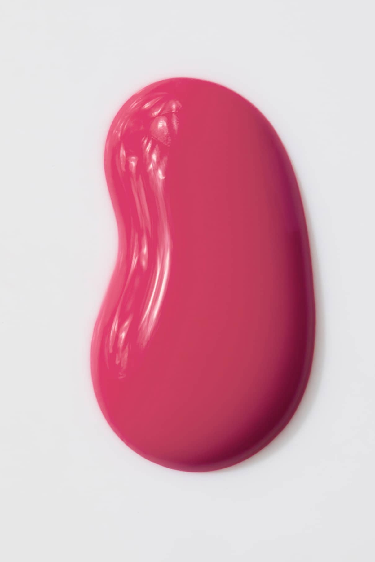 Ein glatter, glänzender, unregelmäßiger, ovaler Klecks von gitti no. 08+ in strahlendem Pink hebt sich lebhaft von einem weißen Hintergrund ab.