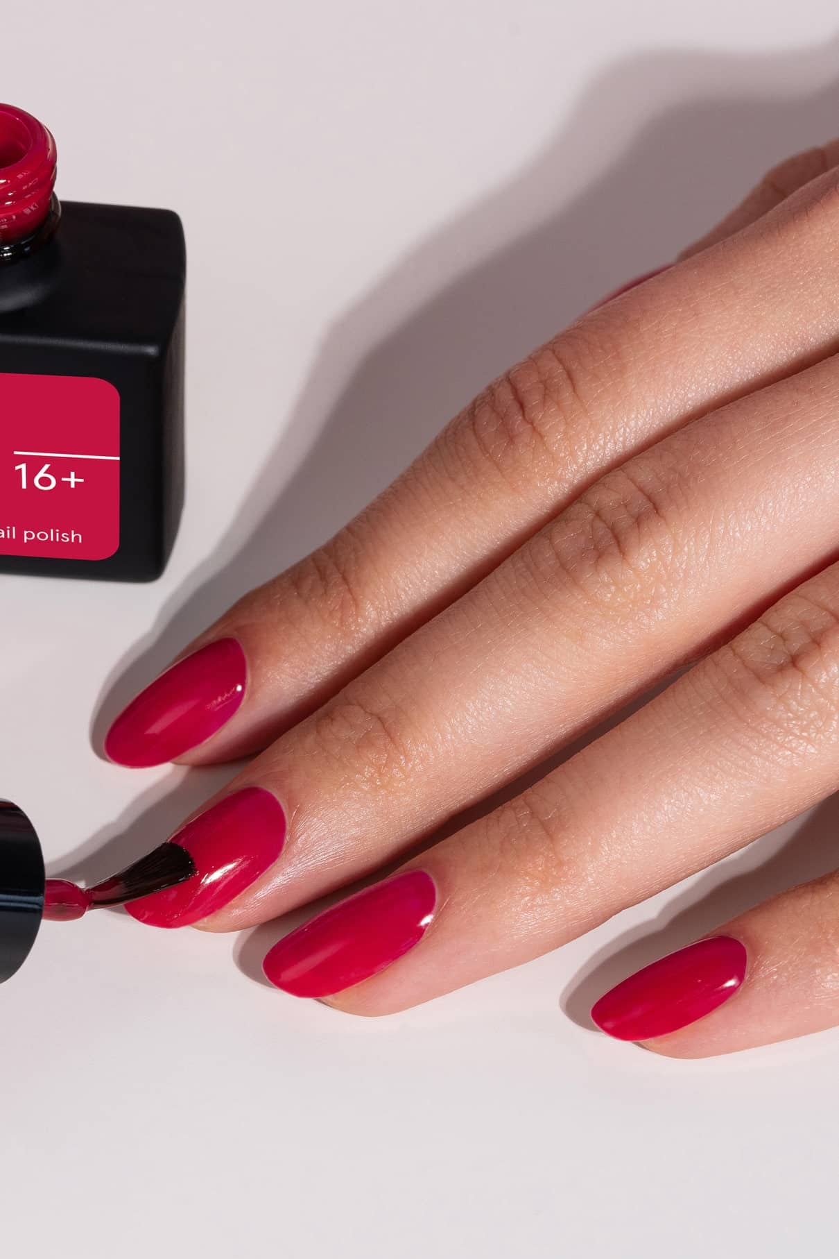 Gezeigt wird eine Hand mit Fingernägeln, die mit gitti no. 16+ Nagellack.
