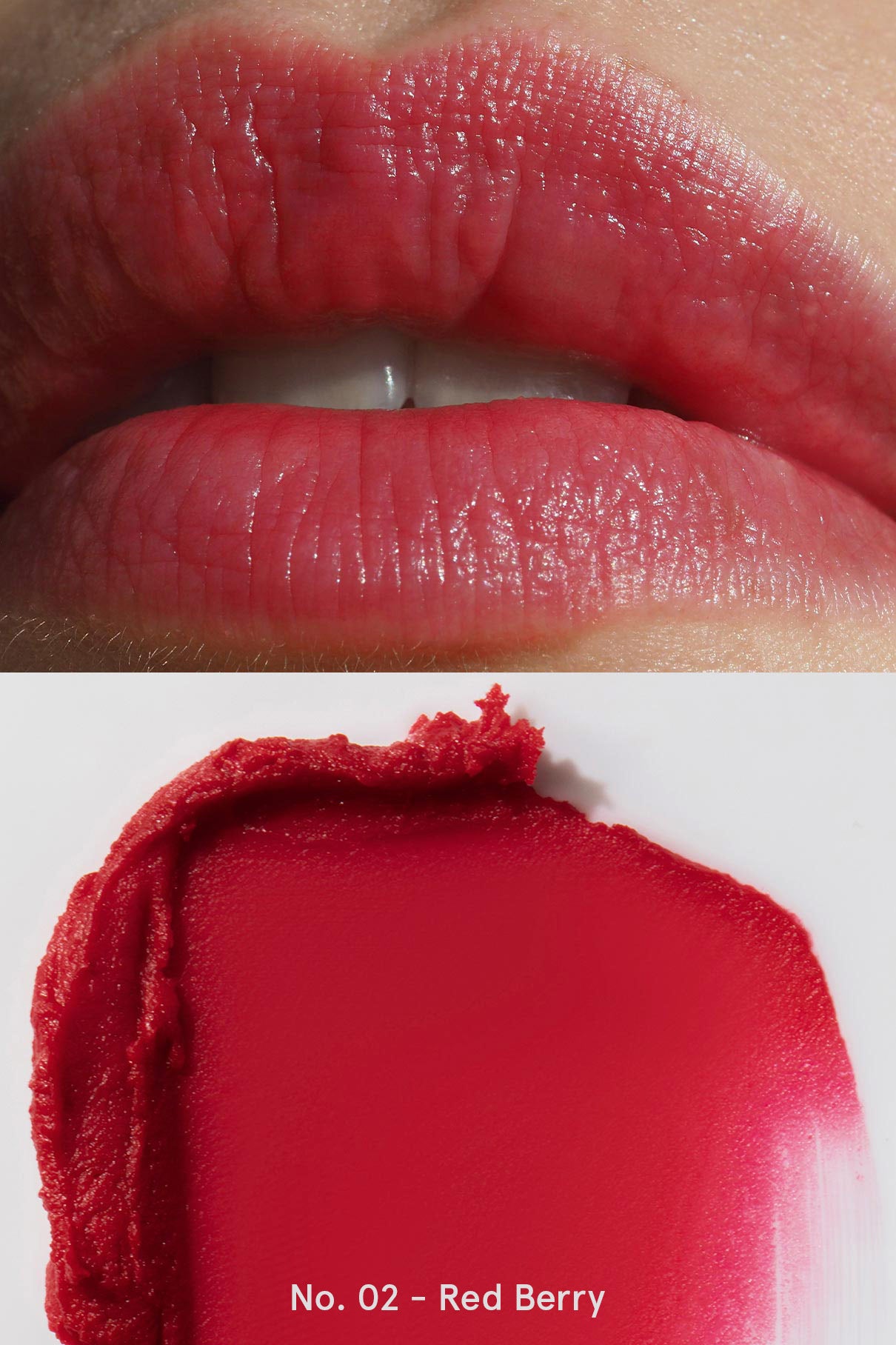 Nahaufnahme der Lippen mit dem Nails + Lips in Sync Lippenstift Nr. 02 - Red Berry über einem passenden Abstrich - perfekt zum Kombinieren mit Ihrer Nagelfarbe oder einem Lip Sync Etui in Ihrem Lieblingsfarbton.