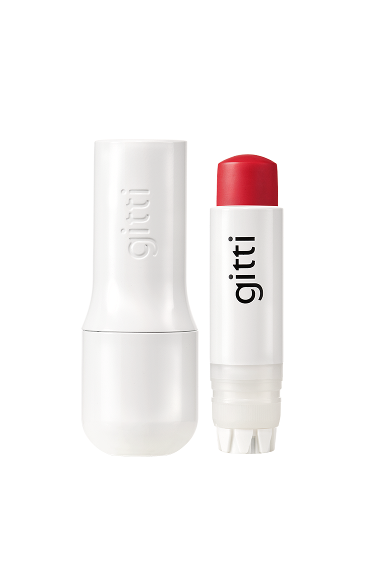 Eine weiße Gitti-Lippenstifthülse mit abgenommener Kappe enthüllt einen leuchtend roten Lip Sync-Farbton - erhältlich im Lip Sync Kit in der von Ihnen gewählten Farbe.