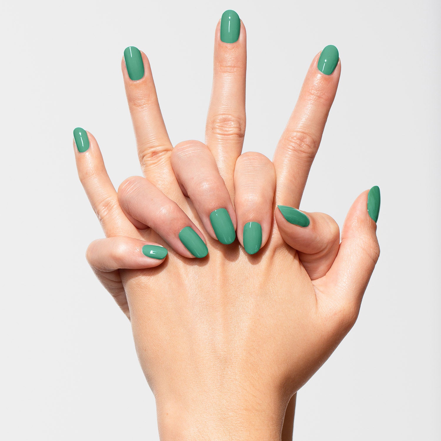 Zwei Hände mit grünem Nagellack