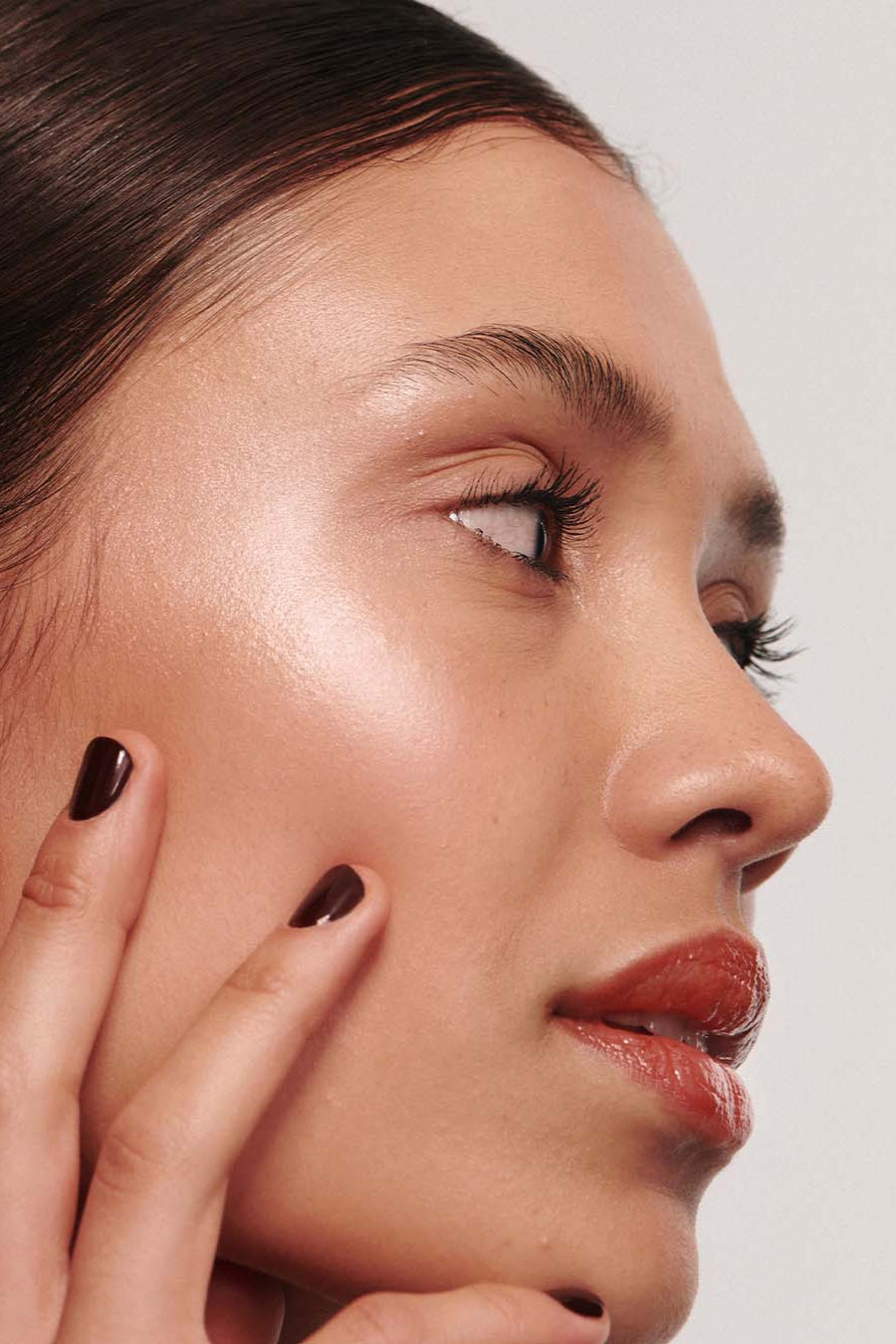 Model Marlene trägt All Glow Highlighter, Infinite Lash Mascara und Lip Glaze
