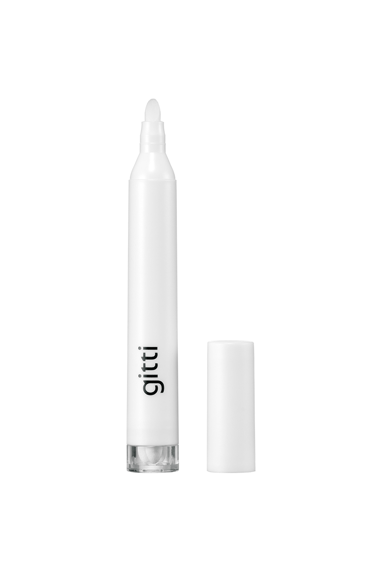 Ein weißer Korrekturstift mit klarer Spitze und senkrecht aufgedrucktem "gitti", ohne Kappe und mit der Kappe daneben - ideal für ein makelloses Finish.