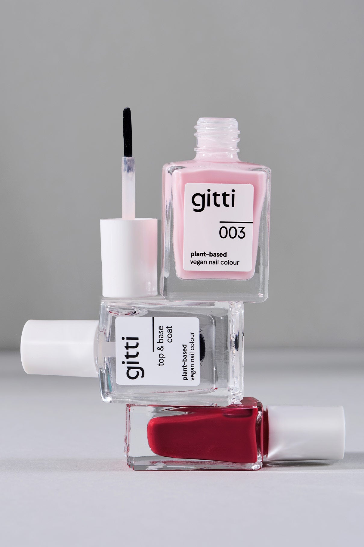 Das Mini Getaway Set enthält drei kleine pflanzliche, vegane gitti Nagellacke: ein offenes Pink mit Pinsel, ein geschlossenes Rot und einen klaren 2-in-1 Top&Base Coat - perfekt für Ihr Travel-Set.
