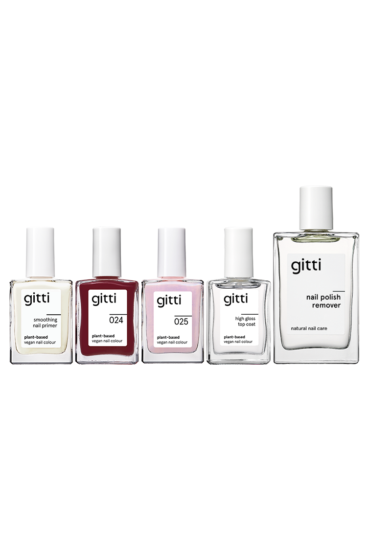 Fünf Flaschen aus dem All-in-One-Set von Gitti - darunter Nagelfarben, Nagelgrundierung und Nagellackentferner - stehen fein säuberlich in einer Reihe auf einem schlichten weißen Hintergrund.