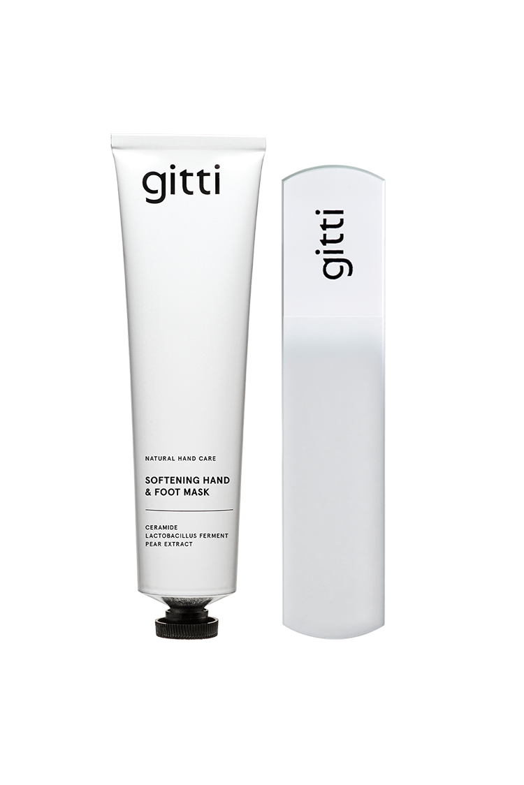 Zwei gitti-Pflegeprodukte aus dem Foot Spa Set: eine weiße Tube mit der Aufschrift Softening Hand & Foot Mask und eine hohe, minimalistische weiße Flasche, beide aufrecht stehend.