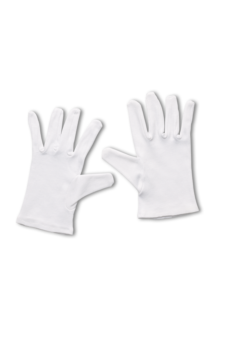 Ein Paar weißer Baumwoll-Handschuhe liegt flach auf einem schwarzen Hintergrund und zeigt die beiden Handschuhe mit ausgestreckten Fingern. Diese nachhaltigen Handschuhe sind OEKO-TEX 100 zertifiziert.