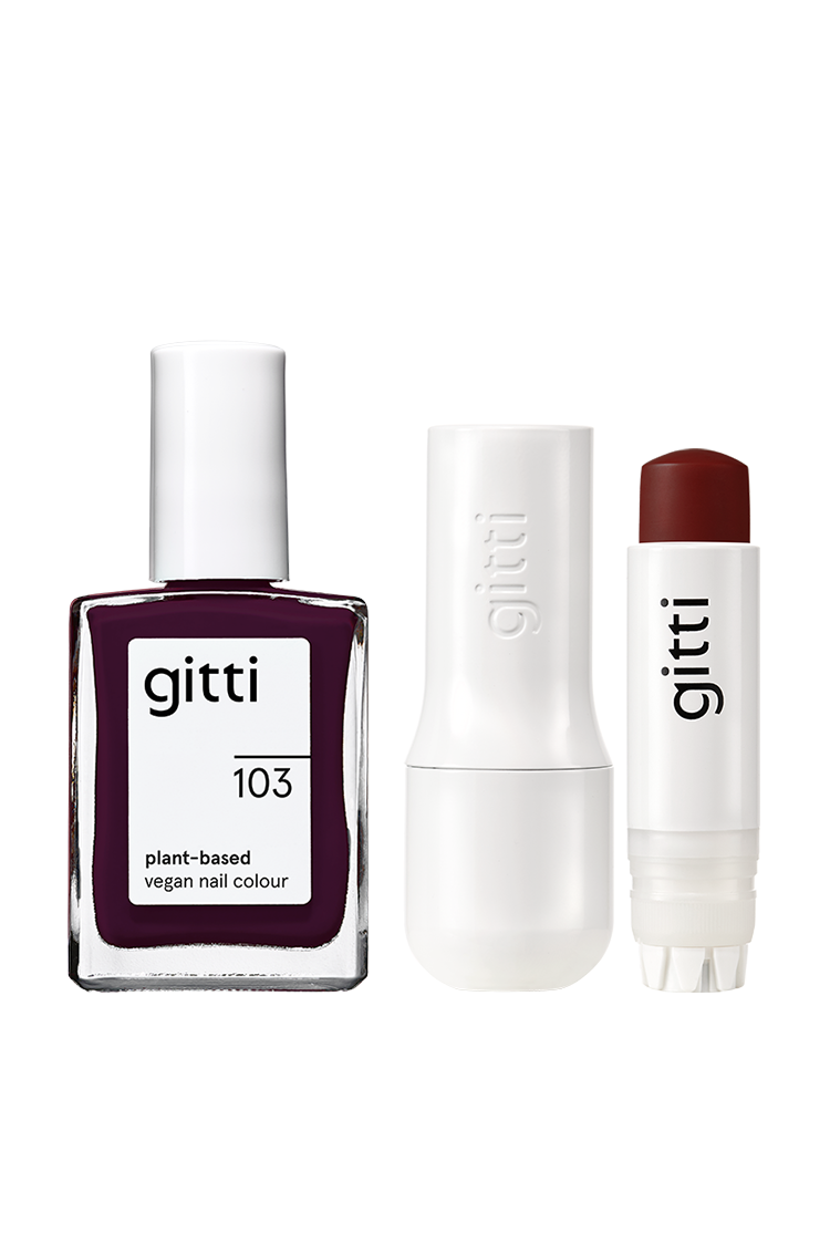 Das Nails + Lips in Sync Set besteht aus pflanzlicher, veganer Nagelfarbe und zwei weißen, zylindrischen Gitti-Schönheitsprodukten, die zusammen präsentiert werden.