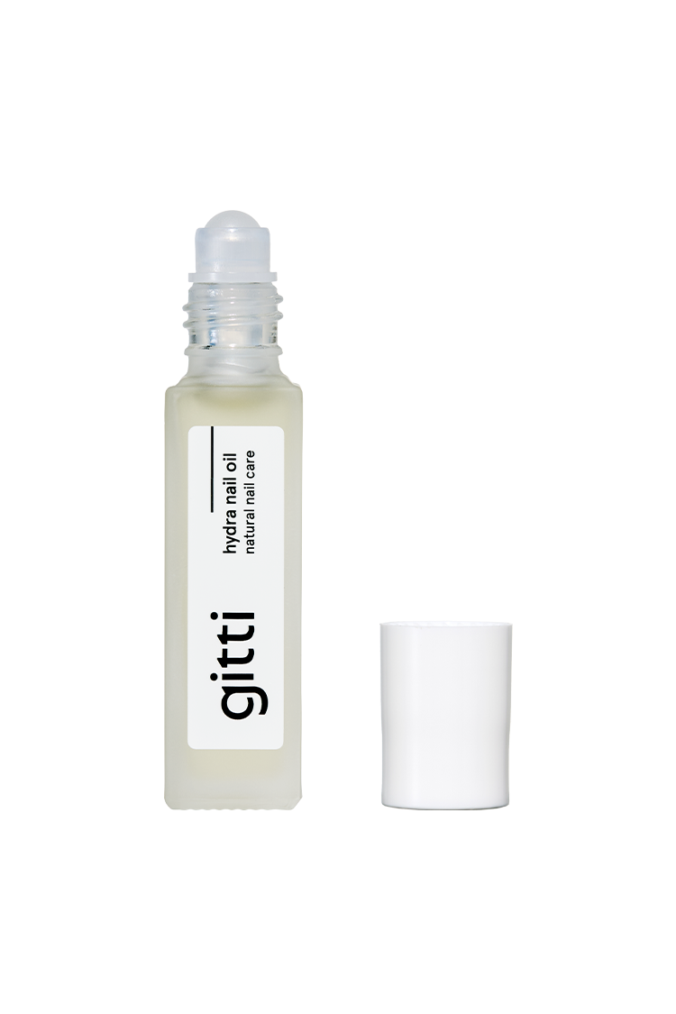 Eine klare Glasflasche mit Hydra Nail Oil, einem Rollerball-Applikator und einer weißen Kappe - perfekt für die mühelose Nagelpflege.