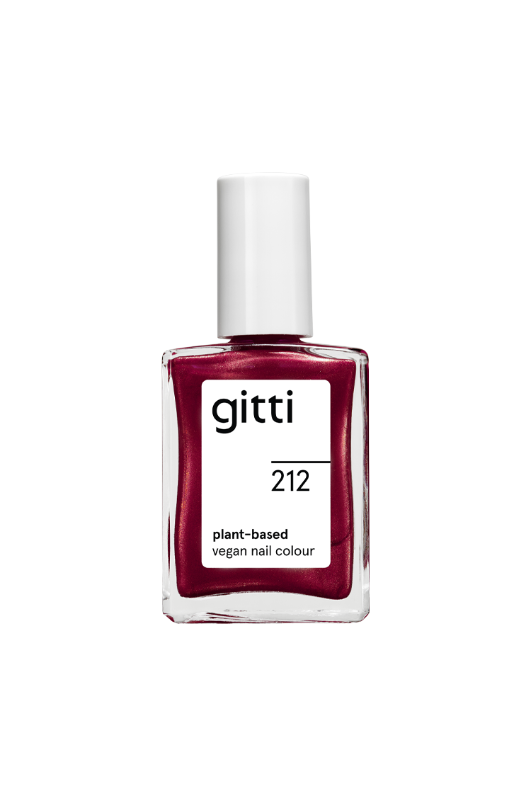 Ein Fläschchen mit gitti no. 212 pflanzliche vegane Nagelfarbe in tiefem Beerenrot mit dezentem Metallic-Schimmer und weißer Kappe.