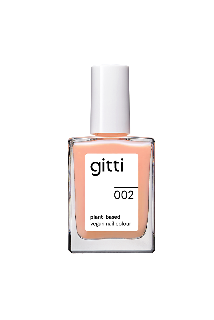 Eine Klarglasflasche mit gitti no. 002 pflanzlicher, veganer Nagellack in der Farbe 002 - einem Pfirsichton, der von der Pantone-Farbe des Jahres 2024 inspiriert wurde - mit einer weißen, rechteckigen Kappe und einem minimalistischen Etikett.