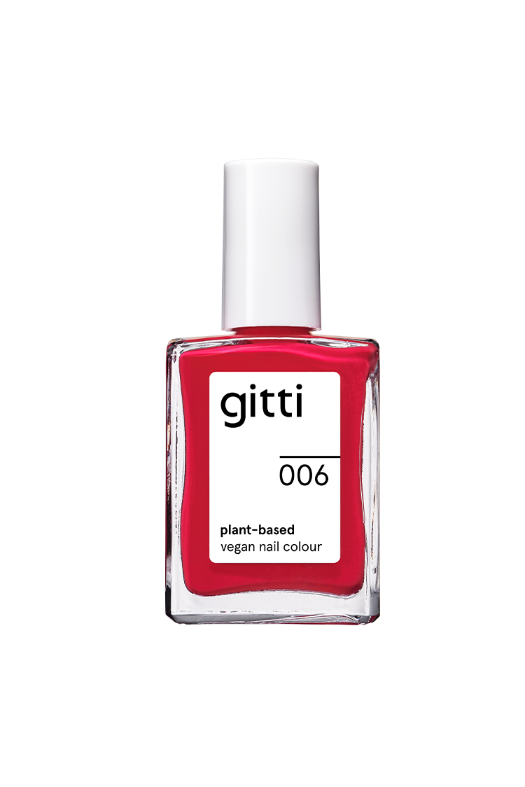 Eine Flasche gitti no. 006 pflanzlicher veganer Nagellack in kräftigem Rot mit rosa Unterton, verpackt in einer quadratischen klaren Flasche mit weißer Kappe und mit einer verbesserten Formel für langanhaltende Farbe.