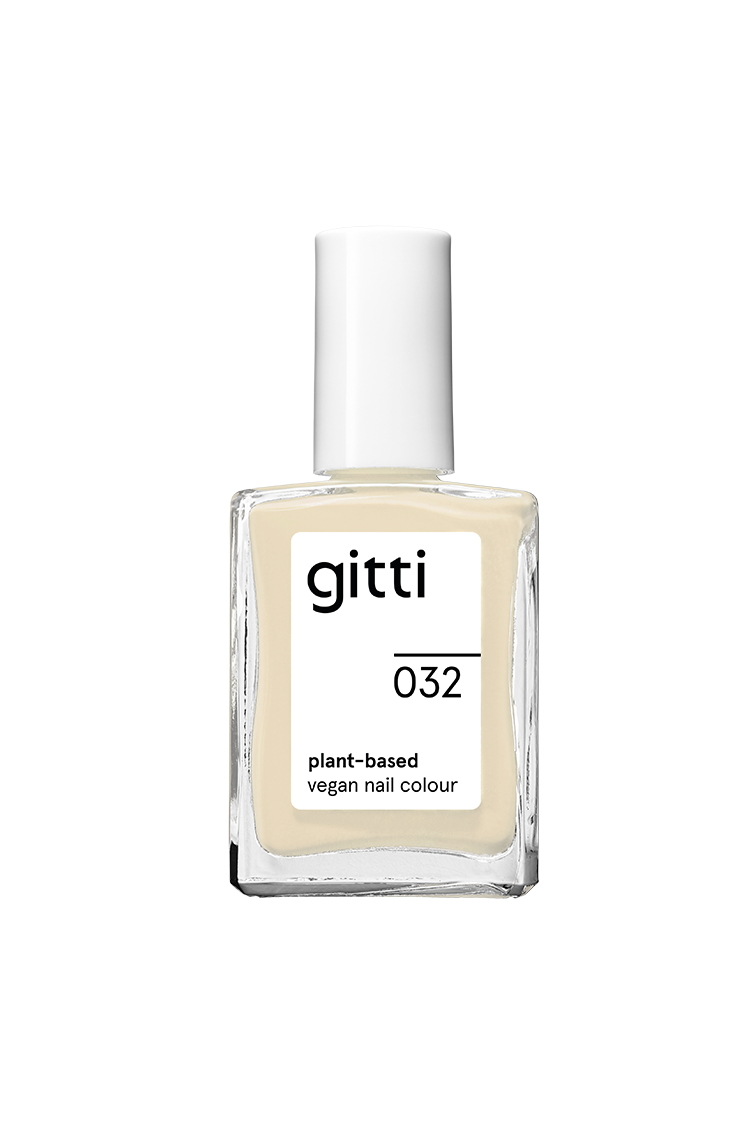 Eine Klarglasflasche von gitti no. 032 vegane Nagelfarbe auf Pflanzenbasis in Buttriges Weiß-Gelb mit weißem Verschluss und minimalistischem Etikett.