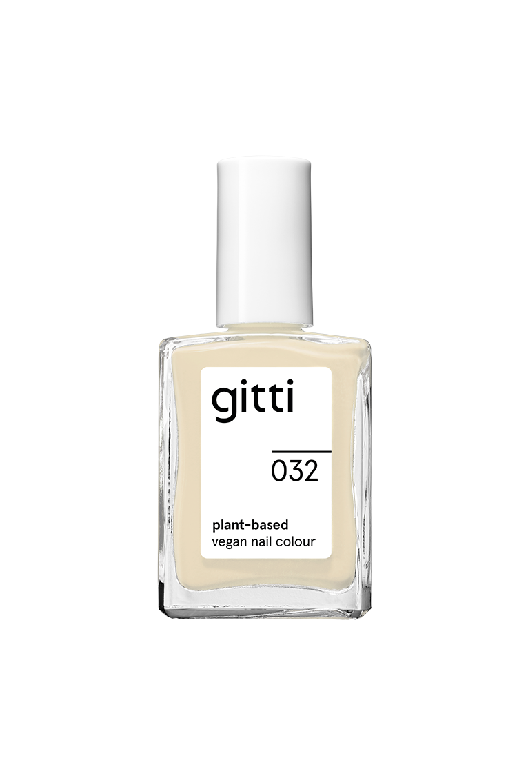 Eine Klarglasflasche von gitti no. 032 vegane Nagelfarbe auf Pflanzenbasis in Buttriges Weiß-Gelb mit weißem Verschluss und minimalistischem Etikett.