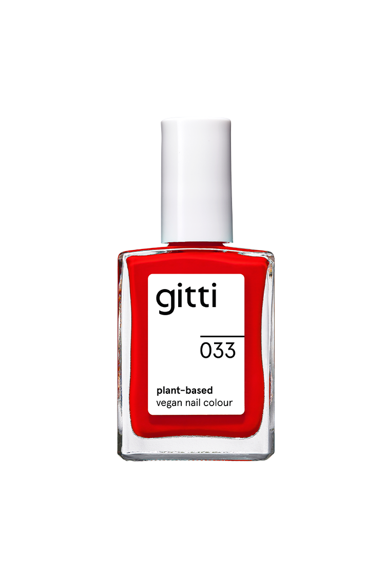 Eine Flasche gitti no. 033 pflanzliche, vegane Nagelfarbe mit weißem Verschluss und klarem, rechteckigem Glas, gefüllt mit einem intensiven Tomatenrot-Lack.