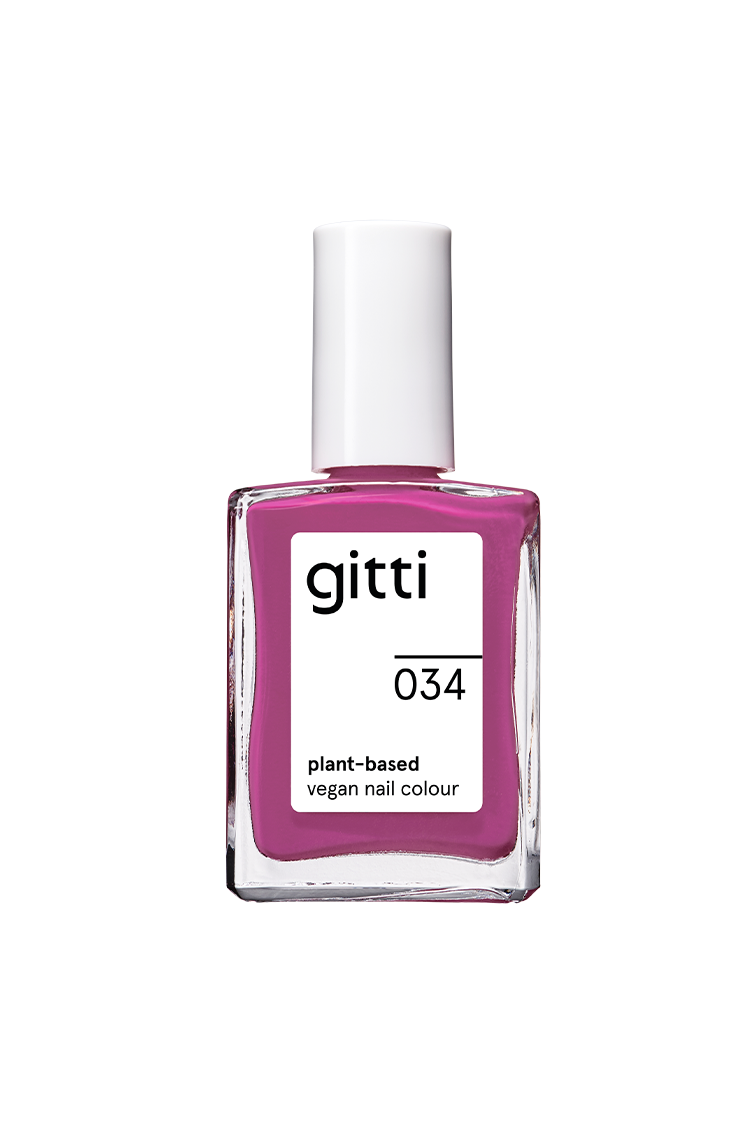 Gitti no. 034 ist eine pflanzliche, vegane Nagelfarbe in einem elektrisierenden Fuchsia-Ton, präsentiert in einer quadratischen Glasflasche mit weißer Kappe für lebendige, auffällige Nägel.