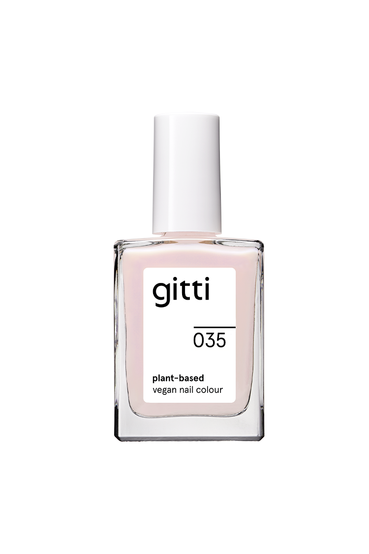 Eine klare Glasflasche mit weißer Kappe zeigt gitti no. 035 pflanzliche vegane Nagelfarbe mit weißer Kappe zeigt einen zarten, halbtransparenten rosa Farbton mit einem Hauch von blauem Schimmer.