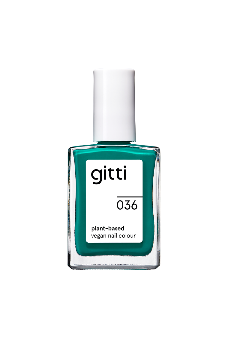 Eine Flasche gitti no. 036, eine vegane Nagelfarbe auf pflanzlicher Basis in mediterranem Grün-Blau, wird mit einer weißen Kappe und einem rechteckigen Behälter aus Klarglas geliefert.