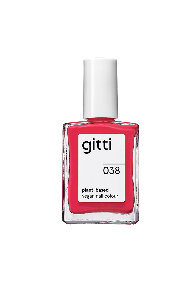 Gitti no. 038, eine pflanzliche, vegane Nagelfarbe im Farbton Korallrot, kommt in einer quadratischen Glasflasche mit weißem Verschluss und Etikett und verleiht Ihrer Maniküre warme Tiefe.