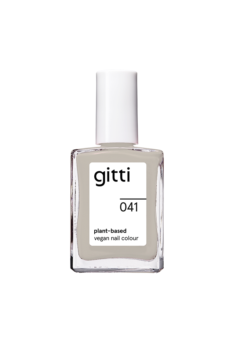 Gitti no. 041 ist eine vegane Nagelfarbe auf pflanzlicher Basis in einem klaren Glasflakon mit weißer Kappe. Dieser sanfte Taupe-Ton hat einen dezenten grauen Unterton für einen mühelos eleganten, minimalistischen Look.