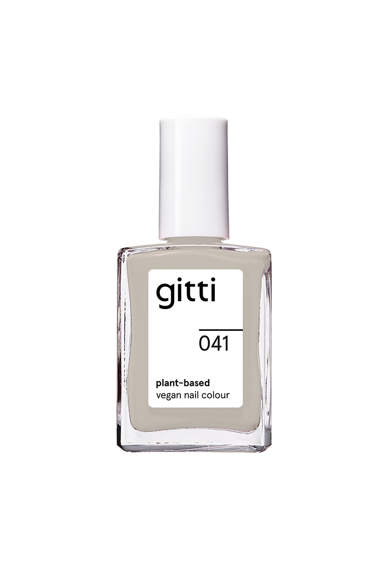Gitti no. 041 ist eine vegane Nagelfarbe auf pflanzlicher Basis in einem klaren Glasflakon mit weißer Kappe. Dieser sanfte Taupe-Ton hat einen dezenten grauen Unterton für einen mühelos eleganten, minimalistischen Look.