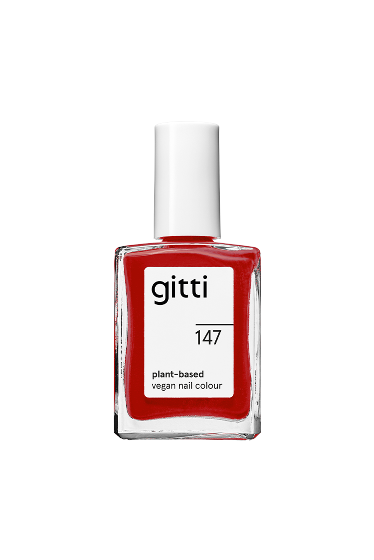 Die Flasche von gitti no. 147, eine pflanzliche, vegane Nagelfarbe in klassischem Rot, kommt mit einer weißen Kappe und einem minimalistischen Etikett.