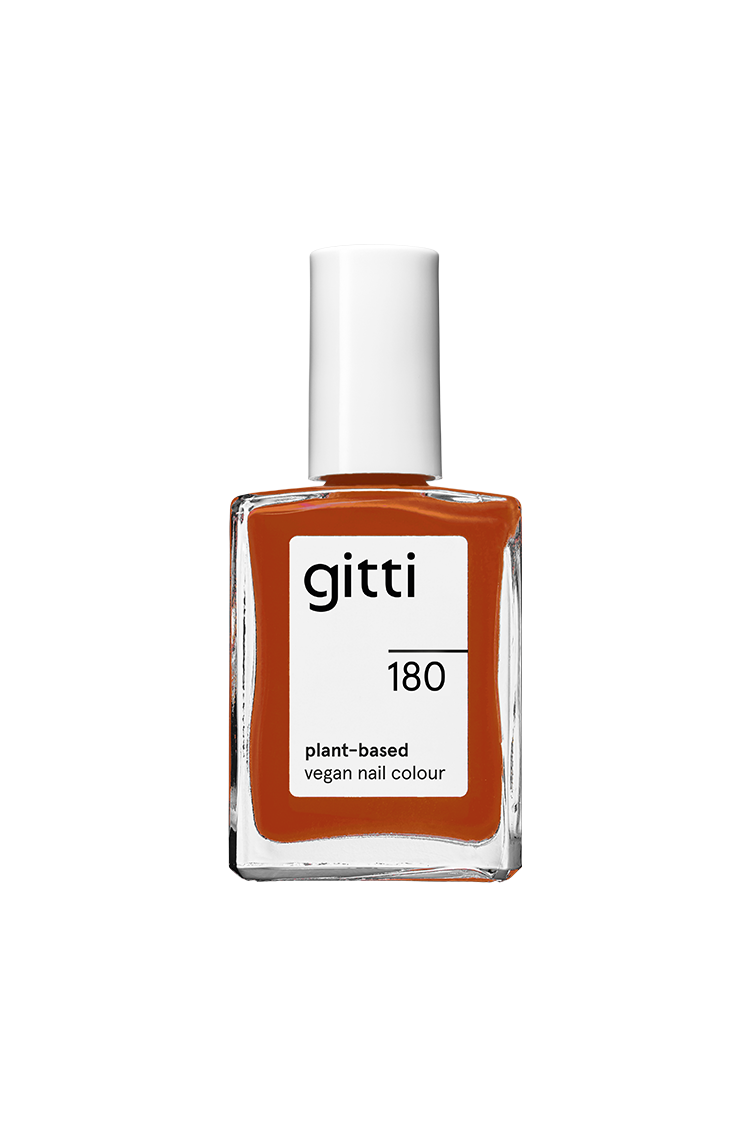 Eine Flasche gitti no. 180 pflanzliche vegane Nagelfarbe hat eine weiße Kappe, einen rechteckigen Behälter aus Klarglas und sattes Orangebraun im Inneren.