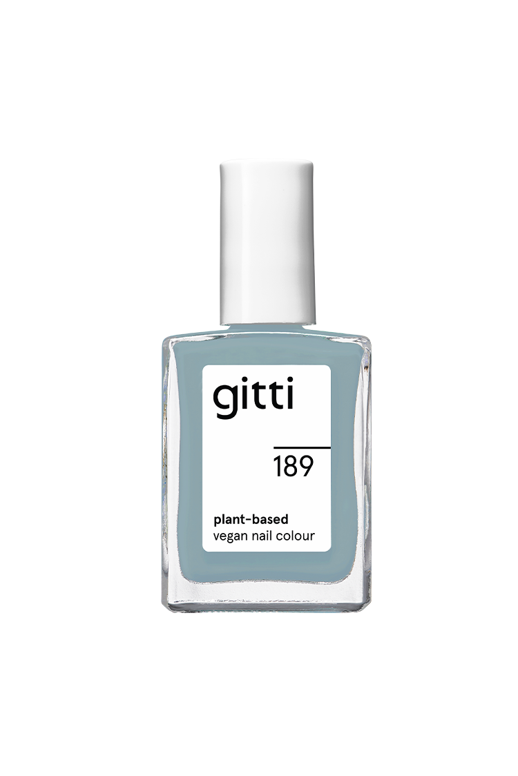 Eine Klarglasflasche von gitti no. 189 pflanzlicher veganer Nagellack mit weißer Kappe und hellblau-grauem (gedecktem Blauton) Farbton.