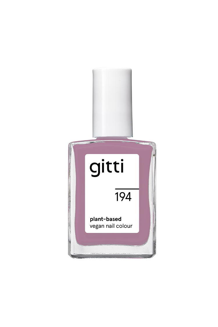 Eine Flasche gitti no. 194, ein veganer Nagellack in einem sanften Mauve-Ton mit blauen Untertönen, mit weißer Kappe und minimalistischem Etikett.