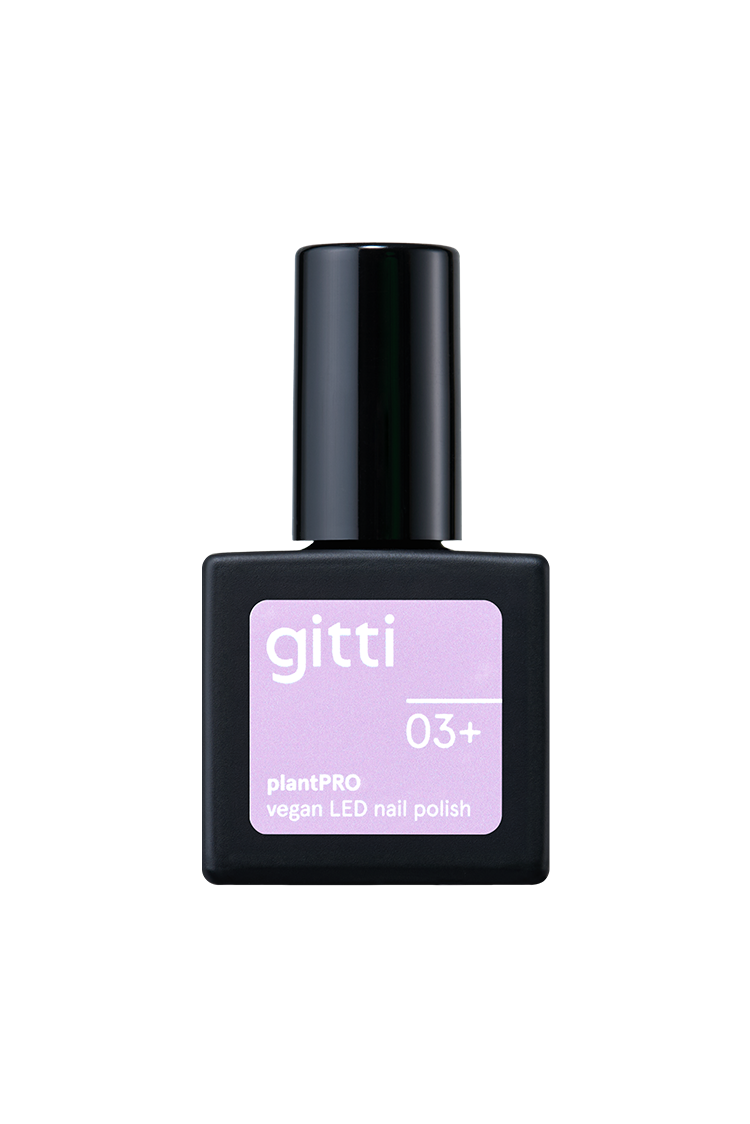 Ein Flakon von gitti no. 03+ ist ein romantischer Lavendel-Ton mit einem hellvioletten Etikett, ideal für diejenigen, die eine dezente Farbe mit wärmeren Untertönen bevorzugen.