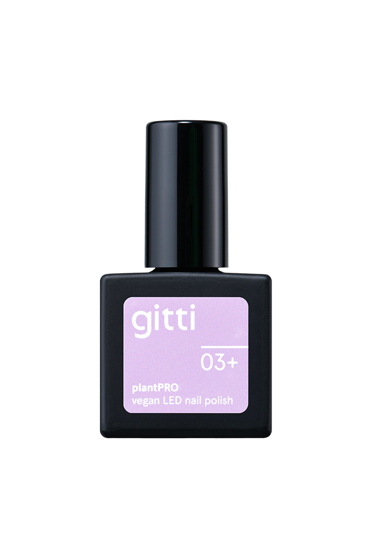 Ein Flakon von gitti no. 03+ ist ein romantischer Lavendel-Ton mit einem hellvioletten Etikett, ideal für diejenigen, die eine dezente Farbe mit wärmeren Untertönen bevorzugen.