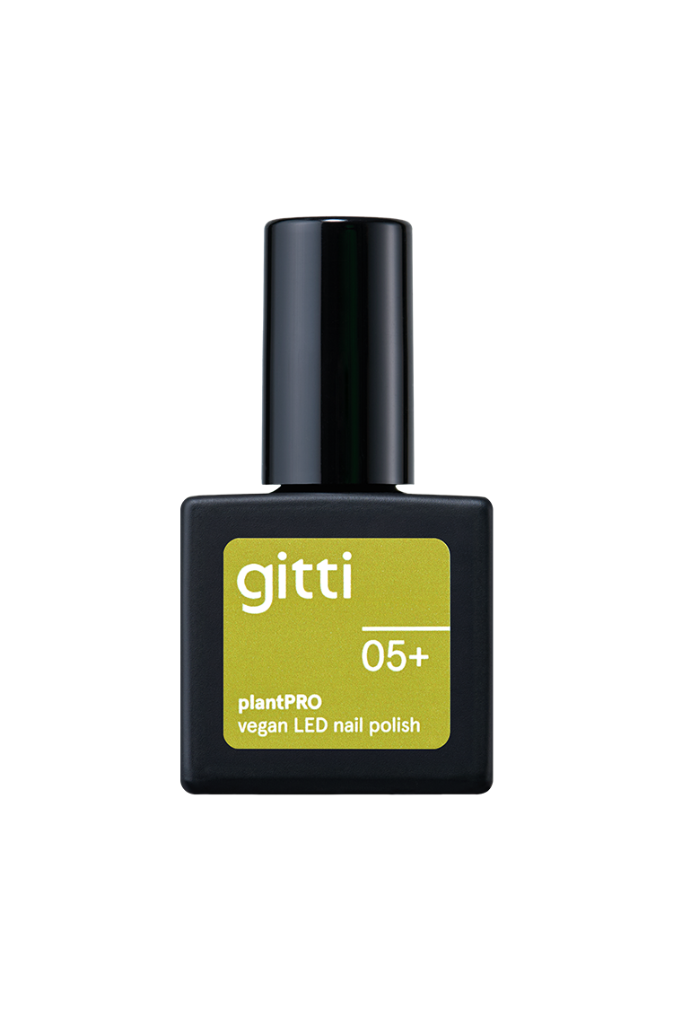 Eine Flasche gitti no. 05+ veganer LED-Nagellack hat eine schwarze Kappe, ein grünes Etikett und präsentiert einen modernen grünen Farbton mit gelbem Unterton.