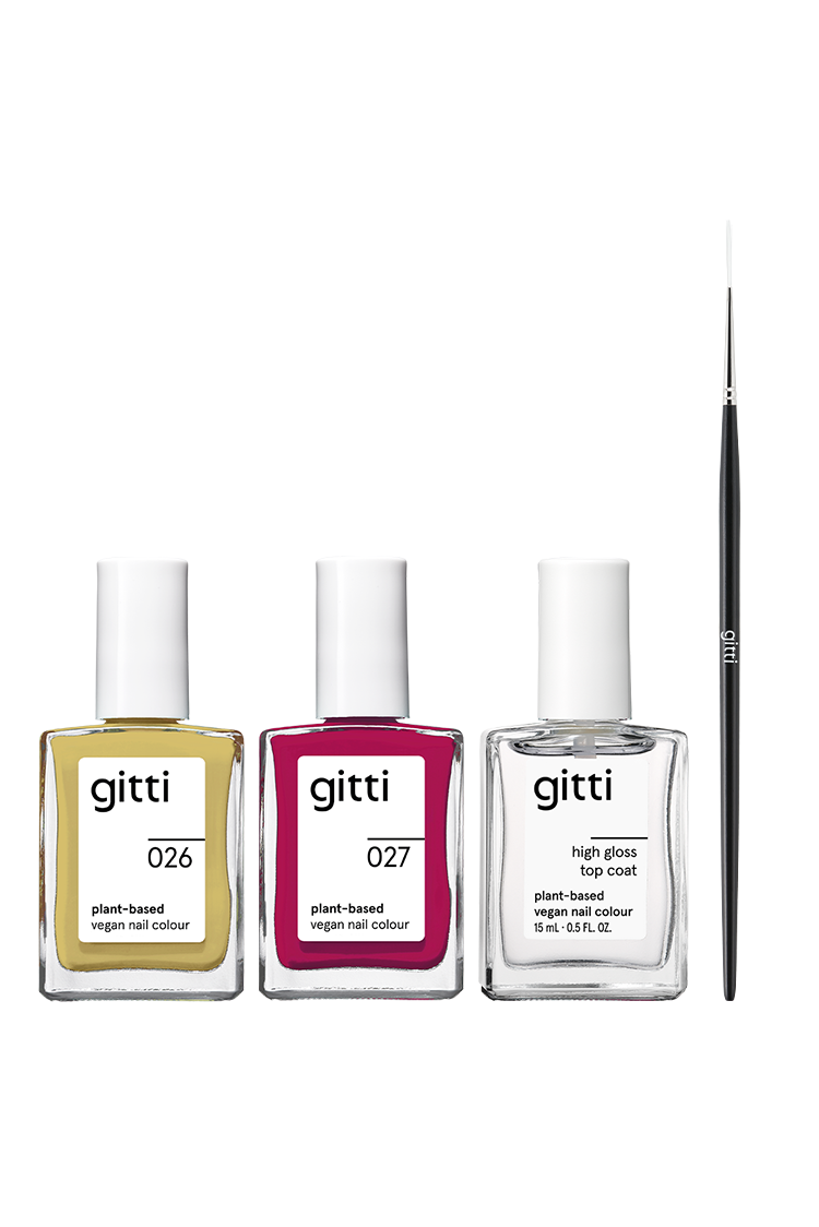 Drei Flaschen des gitti Nail Art Sets mit pflanzlichen Farben in Gelb (026), Rosa (027) und einem klaren Top/Base Coat stehen nebeneinander, begleitet von einem dünnen Nail Art Pinsel.