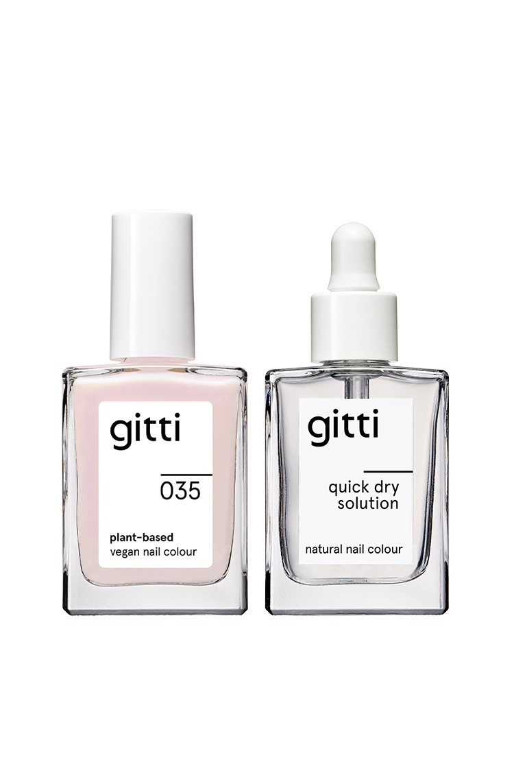 Das Quick Manicure Duo besteht aus zwei Klarglasflaschen: gitti 035 pflanzenbasierte Farbe vegane Nagelfarbe mit weißem Verschluss und gitti Quick Dry Solution Naturnagelfarbe mit Tropfverschluss.