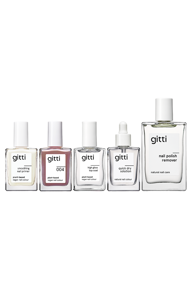 Das Express All-in-One Set enthält fünf gitti Nagelpflegeprodukte in durchsichtigen Flaschen - einschließlich Quick Dry Solution, Nagellackentferner und Smoothing Nail Primer - in einer Reihe auf weißem Hintergrund.