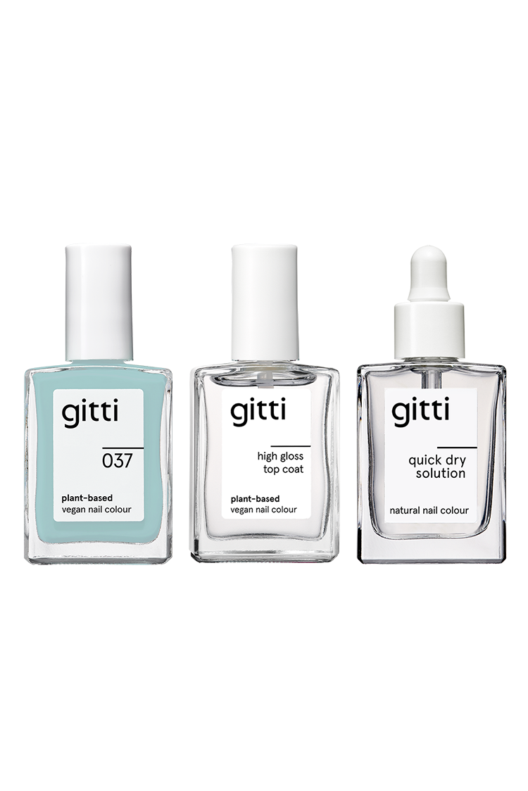 Entdecken Sie das Express Manicure Set: Es enthält die pflanzliche Nagelfarbe 037, einen hochglänzenden Top & Base Coat und eine natürliche Quick Dry Solution mit Tropfer für einfaches, makelloses Auftragen.