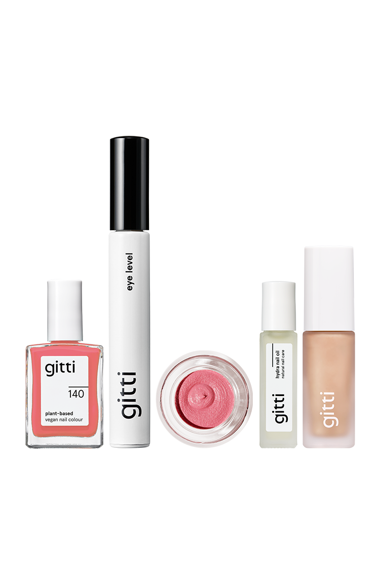 Das Summer Glow Set enthält fünf Gitti-Schönheitsprodukte - Nagelfarbe, Mascara, Creme-Rouge, Hydra Nail Oil und Foundation -, die jeweils in einer einzigartigen Verpackung präsentiert werden.