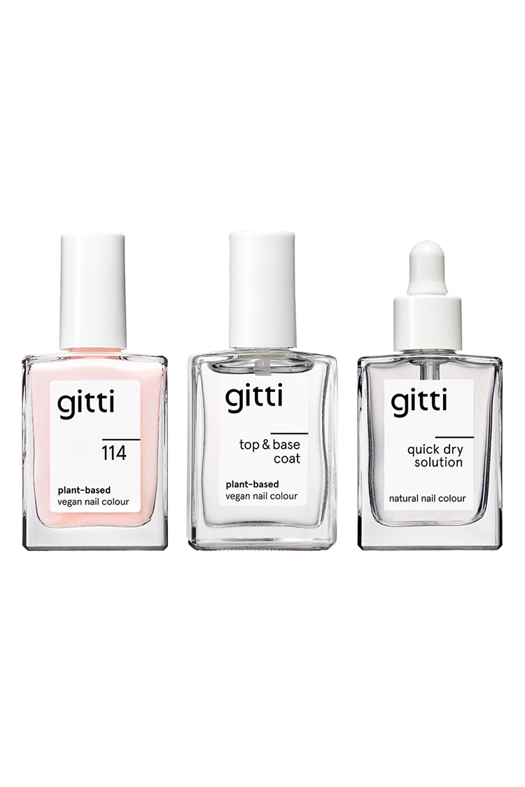 Drei durchsichtige Gitti-Flaschen mit der Aufschrift Express Manicure Set - vegane Nagelfarbe auf Pflanzenbasis, Top & Base Coat und Quick Dry Solution - sind elegant vor einem schlichten Hintergrund ausgestellt.
