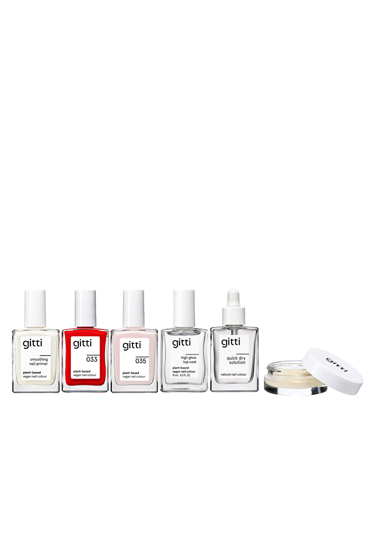 Das Express Colour & Remove Kit enthält fünf Glasfläschchen: drei pflanzenbasierte Farben, ein Nagelserum mit Pipette und ein offenes Nagellackentferner-Behältnis, dessen Deckel daneben liegt.