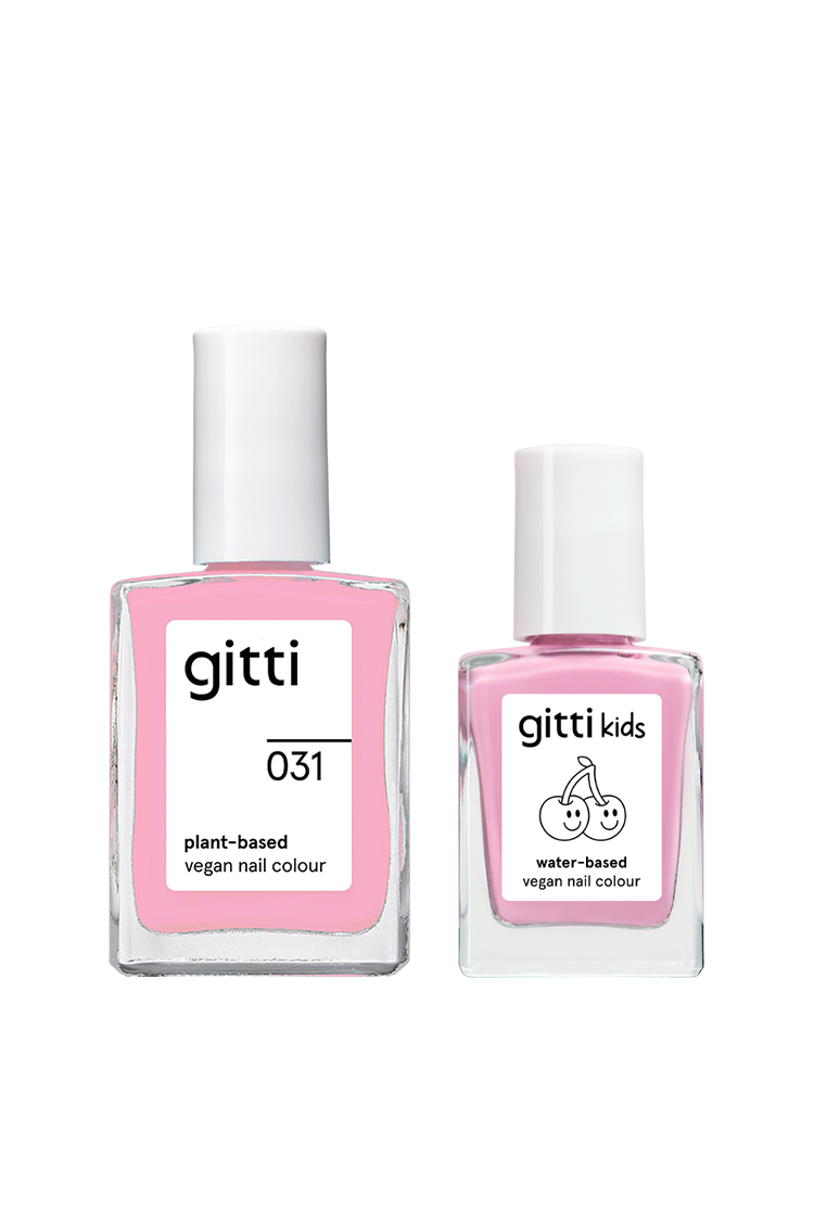 Das Mini & Me Set enthält zwei hellrosa gitti Nagellacke: einen größeren, pflanzenbasierten 031 für Erwachsene und einen kleineren, wasserbasierten gitti Kinder-Nagellack.
