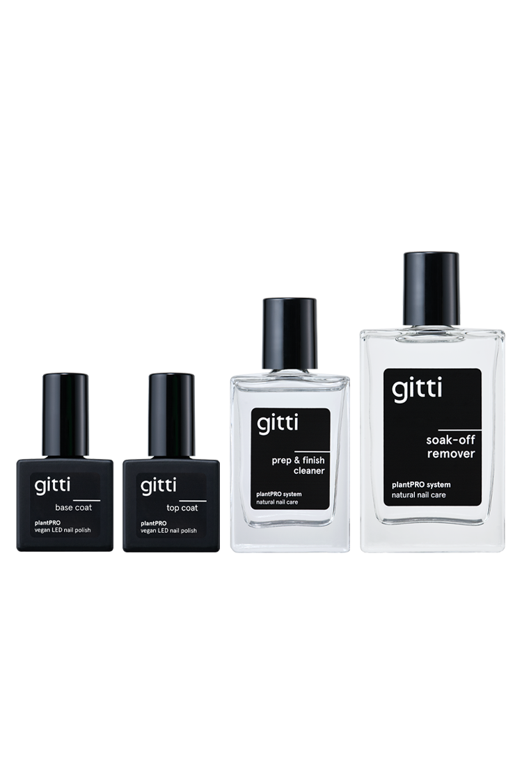 Das plantPRO Refill Set enthält vier gitti Nagelpflegeprodukte in quadratischen Flaschen - Base Coat, Top Coat, Prep & Finish Cleaner und Soak-off Remover - alle mit schwarzen Kappen und schlichten schwarz-weißen Etiketten.