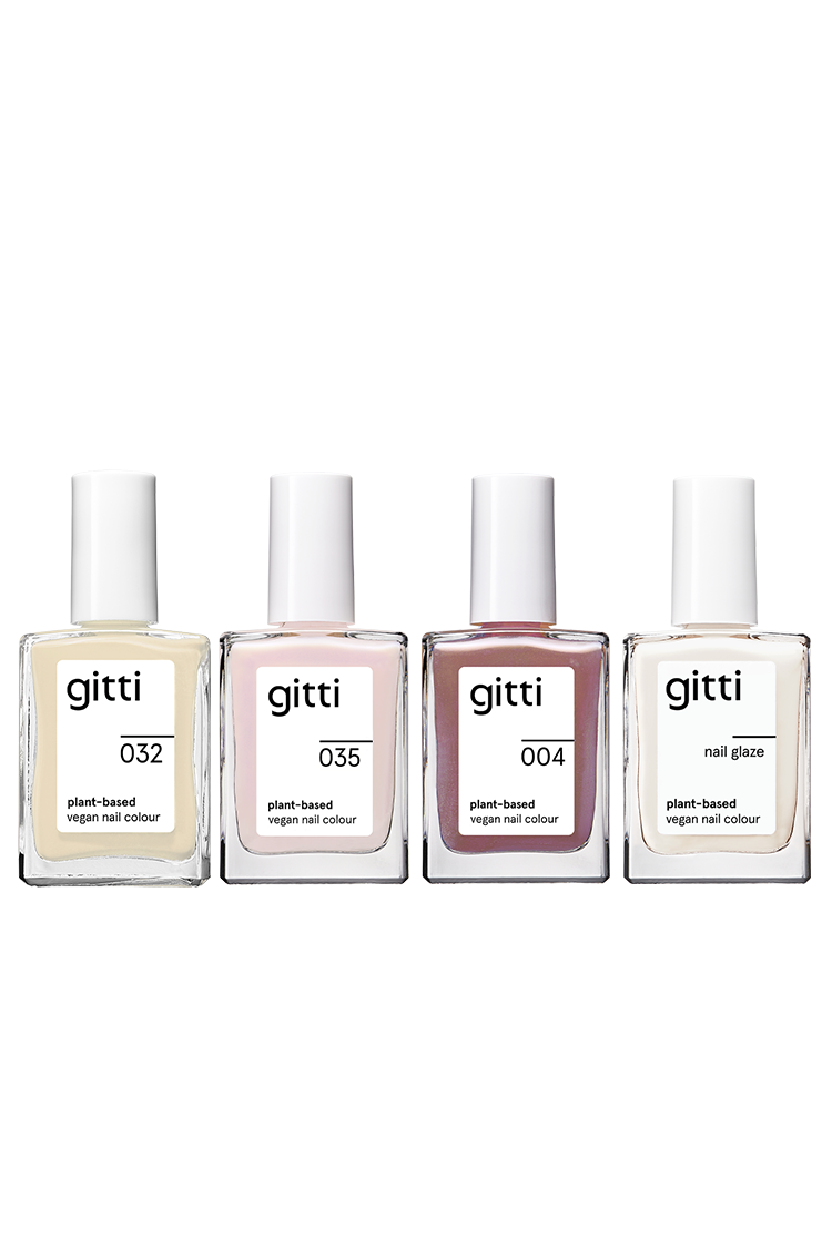 Vier Flaschen aus der Plant Collection - der pflanzliche vegane Nagellack von Gitti in den Farben 032, 035, 004 und Nail Glaze - sind nebeneinander auf einem weißen Hintergrund angeordnet.
