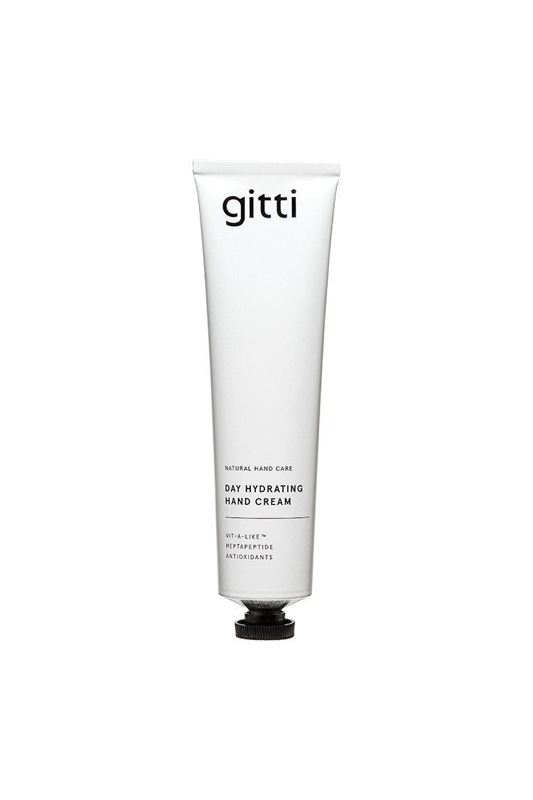 Eine weiße Tube mit der Aufschrift Day Hydrating Hand Cream und einer schwarzen Kappe steht aufrecht vor einem schlichten Hintergrund - ideal für die tägliche Handpflege.