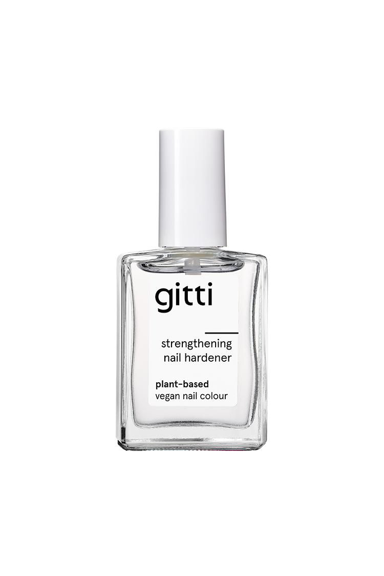 Eine durchsichtige Glasflasche mit weißer Kappe für den Strengthening Nail Hardener. Auf dem Etikett steht "vegane Nagelfarbe auf Pflanzenbasis" - ideal für brüchige Nägel und für sichtbar stärkere Nägel.
