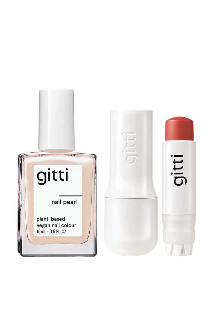 Nails + Lips in Sync enthält einen pflanzlichen, veganen Nagellack (Farbton nach Wahl), einen zylindrischen Stift und einen rötlich getönten Lippenbalsam mit Lip Sync Case - alles in einer schlichten, weißen, minimalistischen Verpackung.