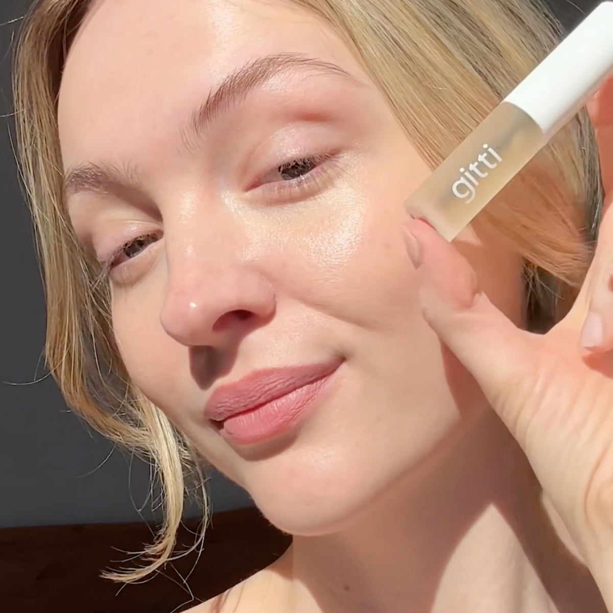 Model mit Brow Control in der Hand