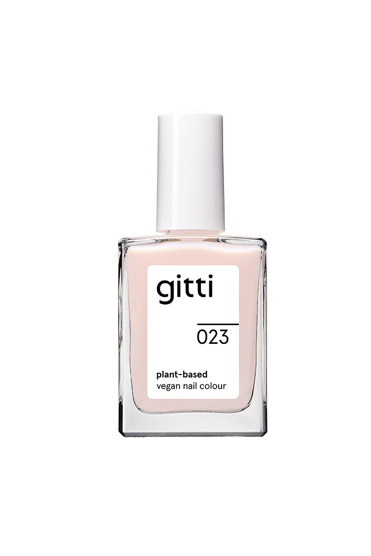 Eine klare Glasflasche mit gitti no. 023 vegane Nagelfarbe, ein transparenter Rosé-Ton, mit weißem, quadratischem Verschluss und minimalistischem Etikett.