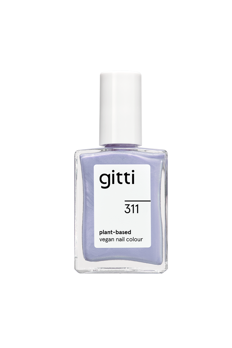 Eine Flasche gitti no. 311, eine vegane Nagelfarbe auf pflanzlicher Basis in einem pastellfarbenen Lila-Ton mit Metallic-Finish und weißer Kappe.