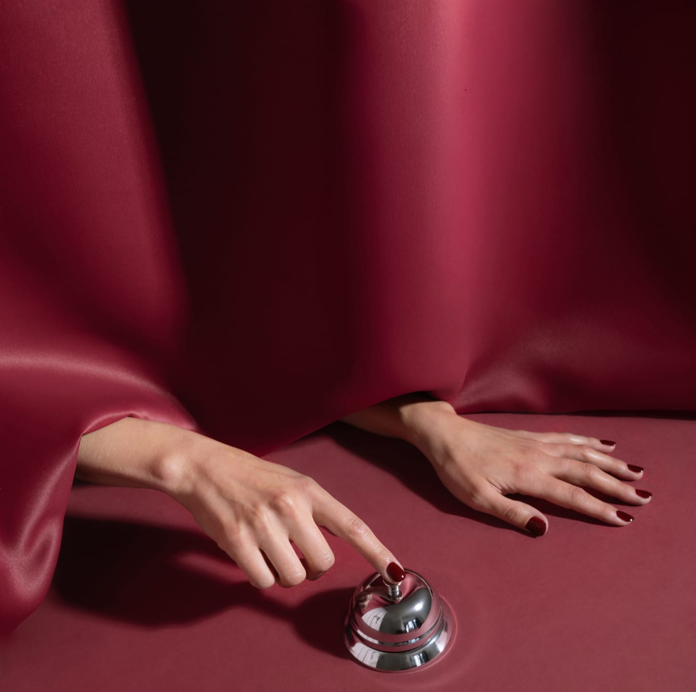 Roter Vorhang, Hände mit rotem Nagellack